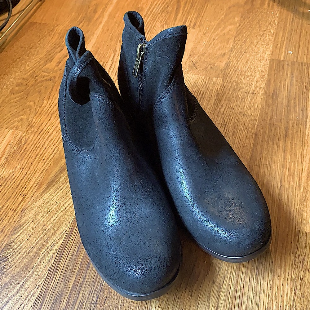 UGG brand new booties, size 6, genuine leather top Suede, lamb wool sock lining.